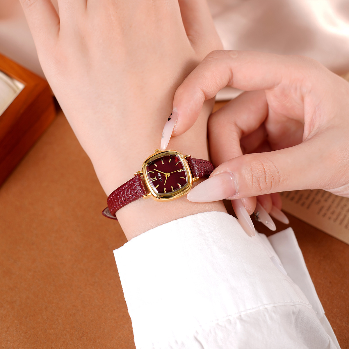 UTHAI 61018 CQ490 Simplicity,  - огляд і ціна Luxury Watch Value